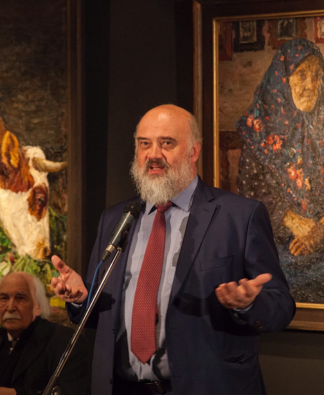 Сергей Андрияка выступает с приветственным соловом на открытии выставки Великое искусство Аркадия Пластова.